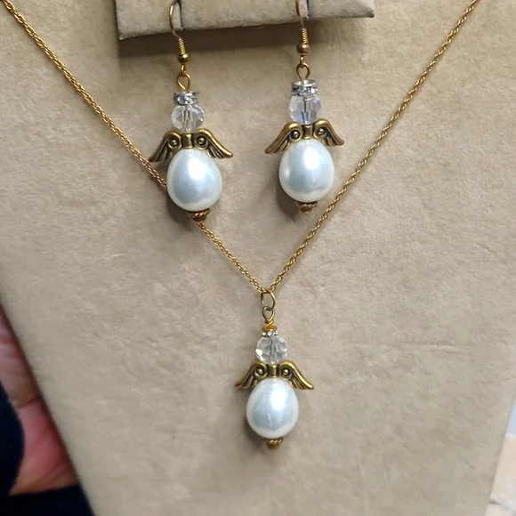 Pearl Angels wings necklace and earrings set - Picture 1 of 5